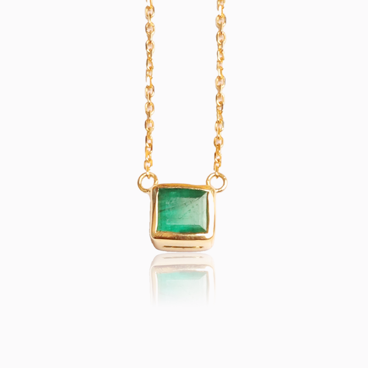 AMOUR Emerald Necklace with Bezel Set